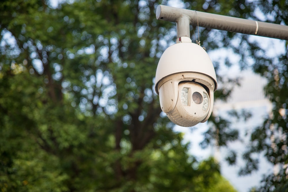 AI-powered outdoor security camera with motion detection and smart surveillance system
